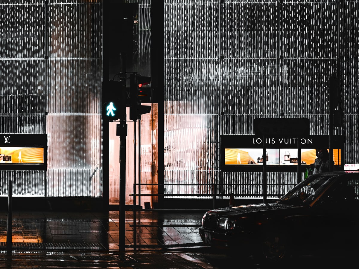 럭셔리 시장에서 읽어야 할 것은 신상품이 아니라 신뢰가 붙은 재유통이다