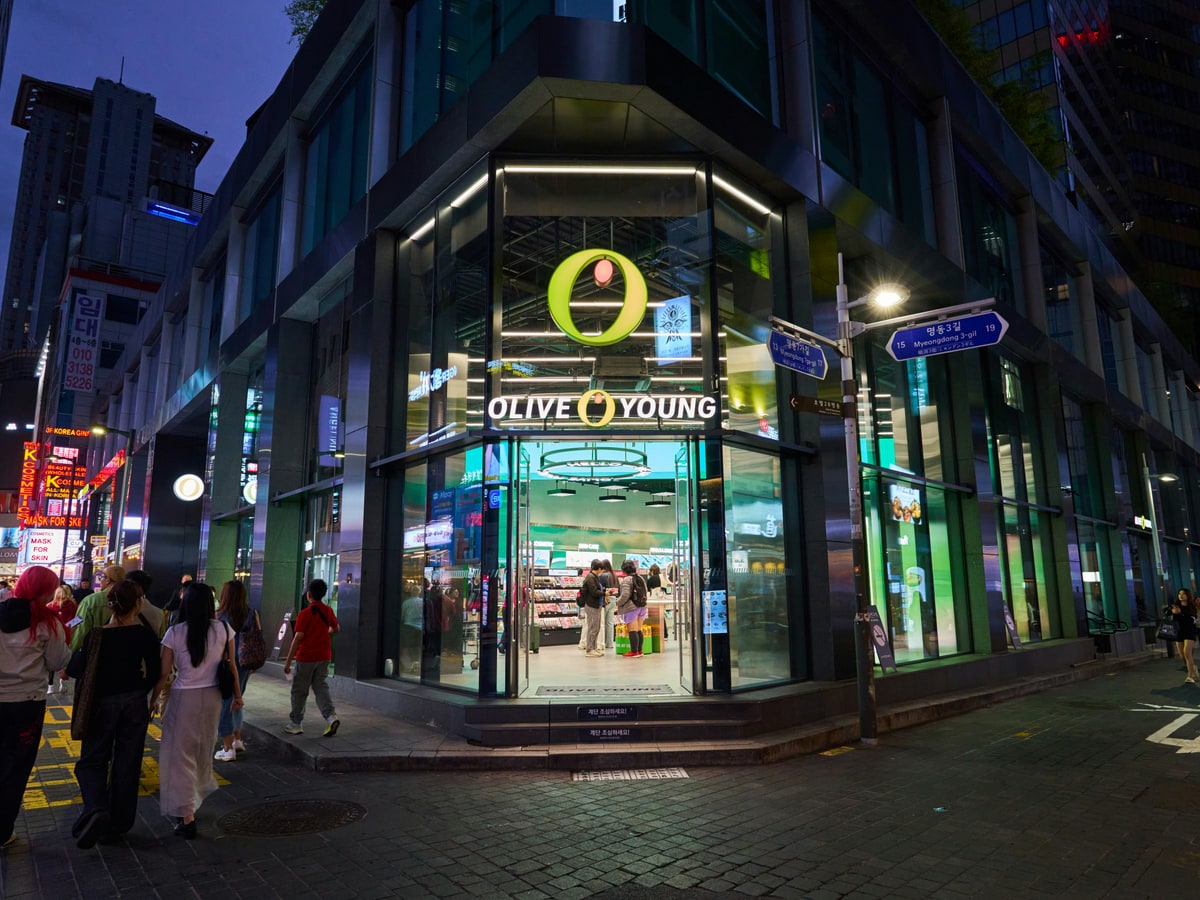 올리브영이 파는 것은 화장품이 아니라 K-뷰티의 입점권이다