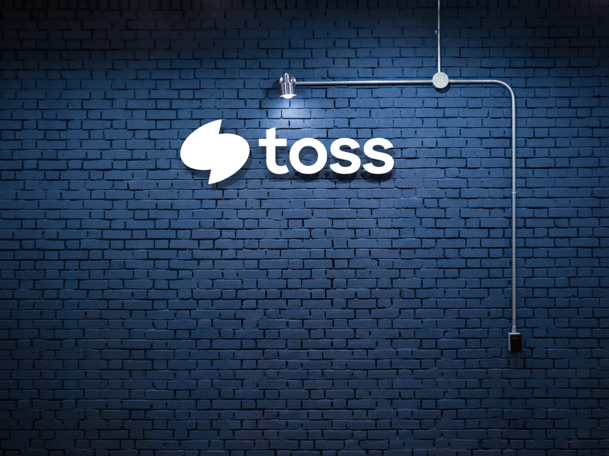 Walls and spotlights with toss logo