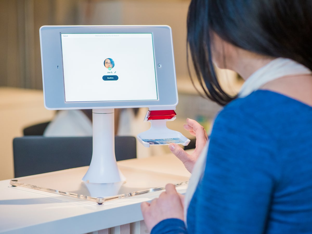 브랜드 마케팅 경쟁에서 읽어야 할 것은 생성 효율이 아니라 인간성의 인증이다