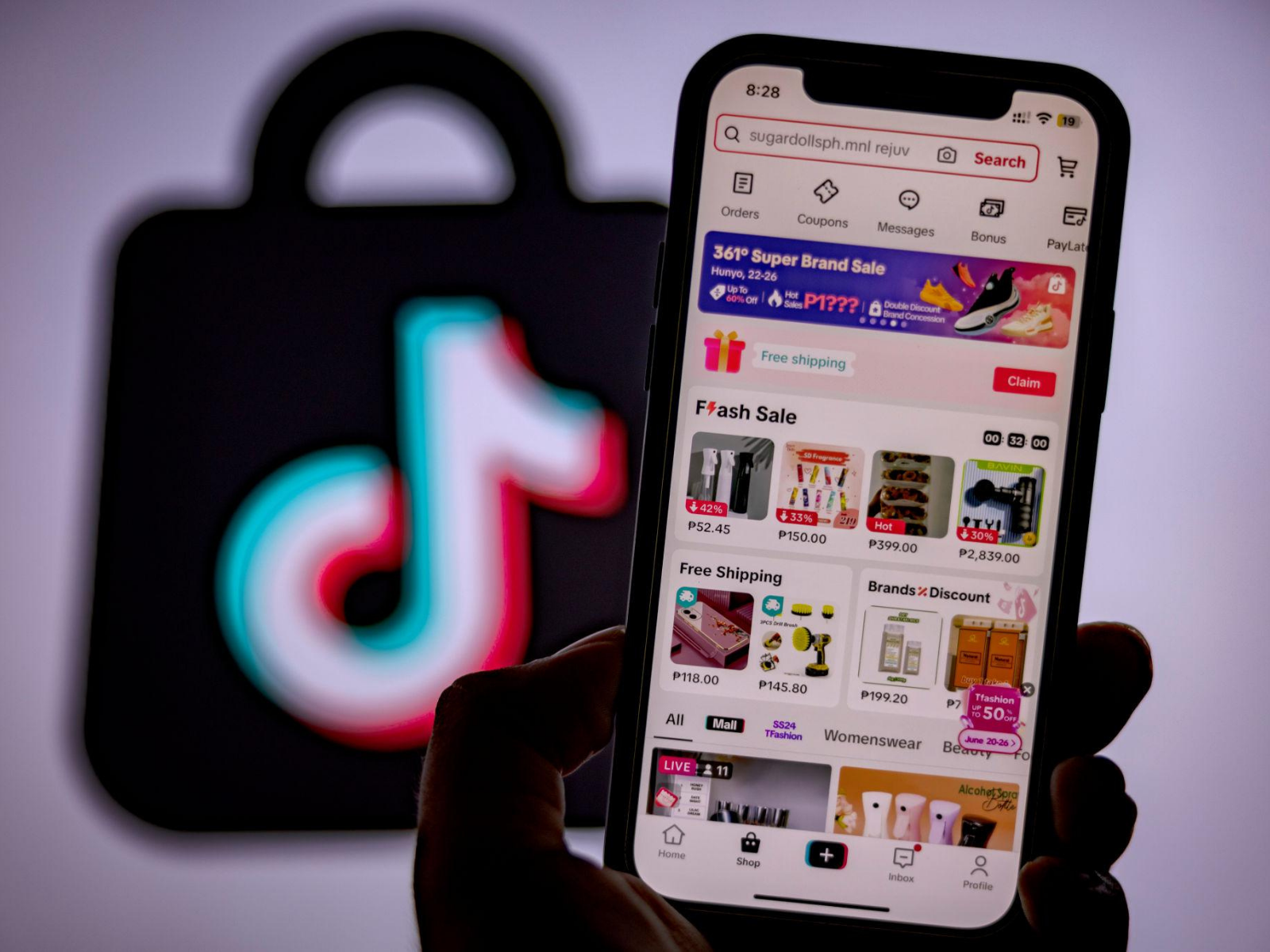 틱톡샵(tiktok shop)을 스마트폰으로 보여주는 이미지.