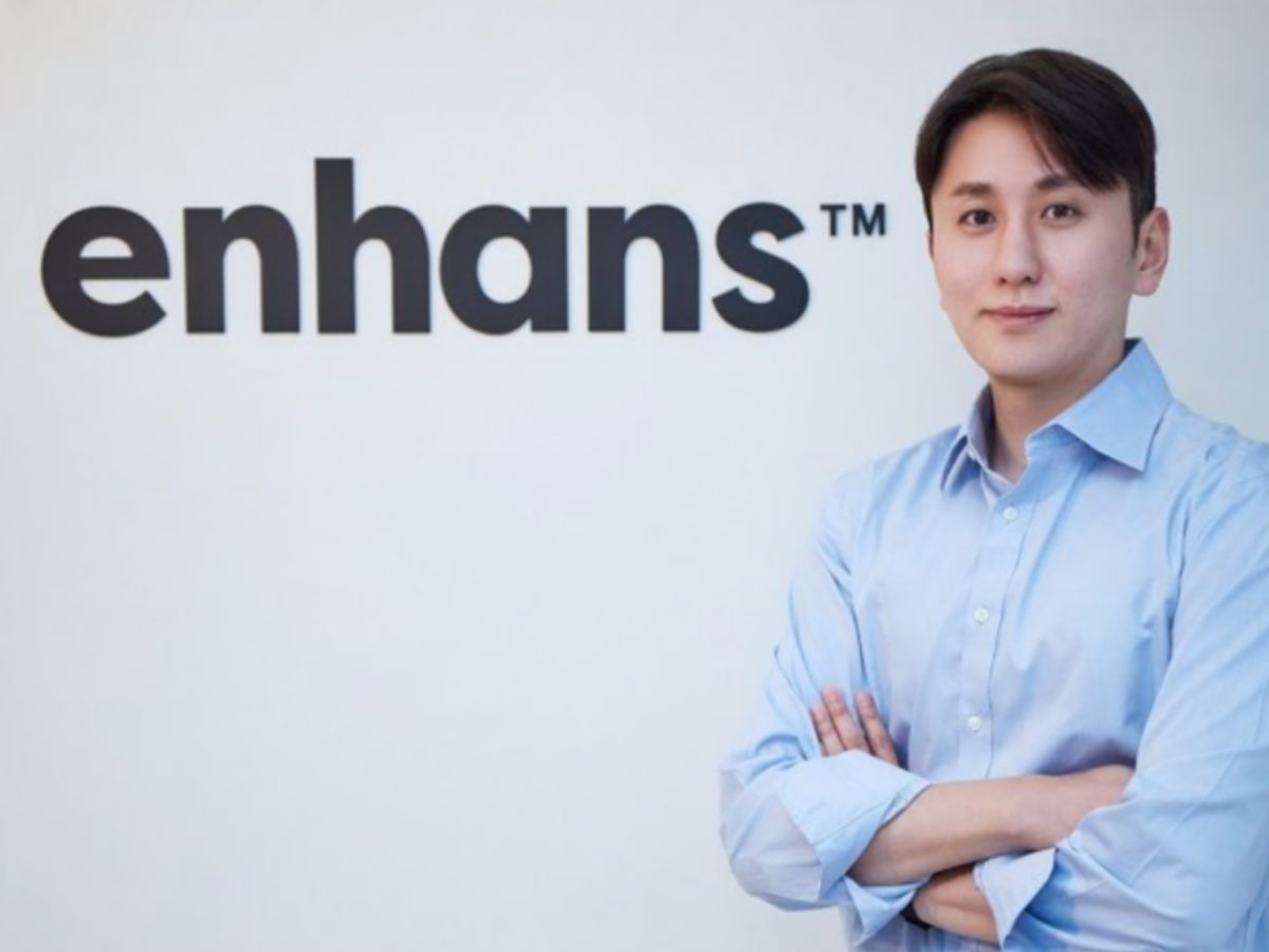 enhans 대표이사 이승현이 팔짱끼고 서 있는 모습