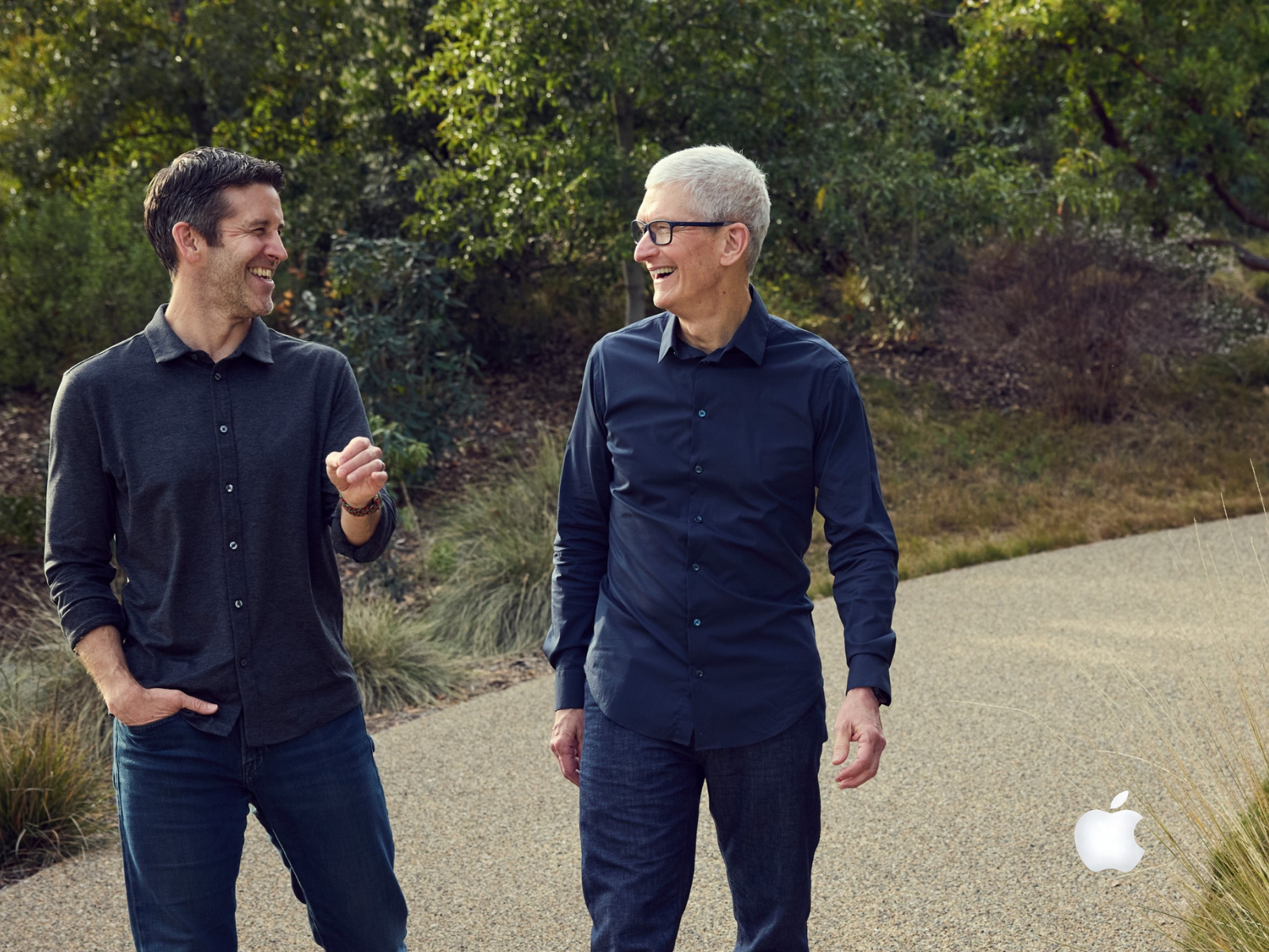 애플의 차기 CEO 존 터너스와 이사회 의장 팀쿡이 함께 걸어다니는 모습의 이미지